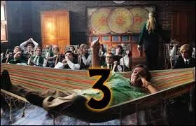 3 - Quelle matière enseigne la personne ayant dit : « Bonjour l'ambiance ! Ici, on est soit sourd soit handicapé ! » ?