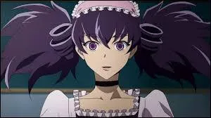 Cette fille possède un portable aux pouvoirs spéciaux, c'est une spécialiste des bombes et est faible face aux compliments !