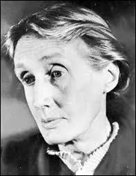 Virginia Woolf s'intéressa à la psychologie et aux émotions. À cause de sa peur de devenir folle, cette Anglaise moderne et féministe se suicida le 28 mars 1941 à l'âge de 59 ans. Dans quel domaine s'est-elle distinguée ? La 