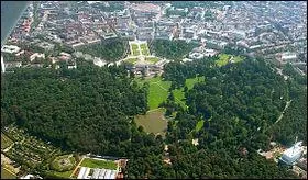 Deuxi&egrave;me ville du L&auml;nder, situ&eacute;e sur le Rhin, fut la capitale du Grand Duch&eacute; de Bade