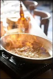 Quel liquide doit-on utiliser dans le processus de cuisson appelé "flambage" ?