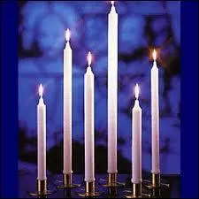 Dans quel lieu voit-on toujours des cierges ?