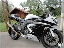 Quelle moto a l'amoureux de Jenny et Vicky ?