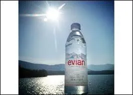 Dans quelle région se trouve la source de l'eau contenue dans les bouteilles de la marque "Évian" ?