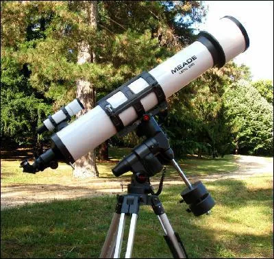 Qui réalisa les premières lunettes astronomiques ?