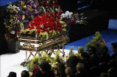 ____ femme est malheureusement décédée, hier d'une crise cardiaque.