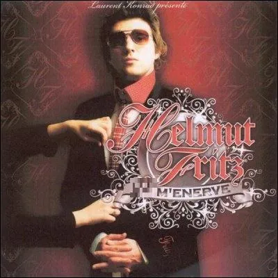 "J'entre au Costes boire un verre 
Mais la serveuse me pompe l'air 
J'ai pas la réservation 
Je ressors j'ai l'air d'un con 
 ____ m'énerve, oui ____ m'énerve..."