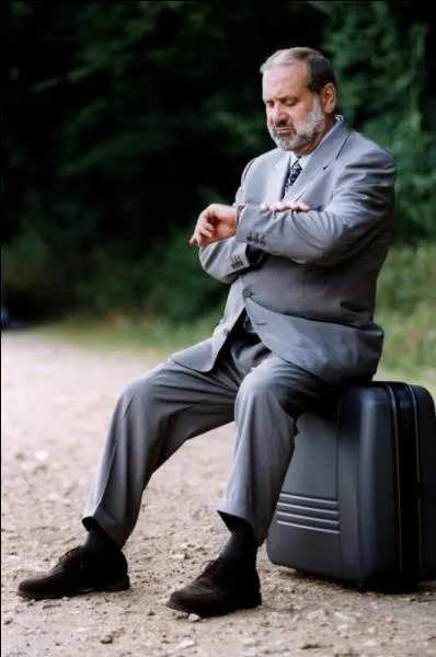 Il regarde l'heure sur ____ montre.