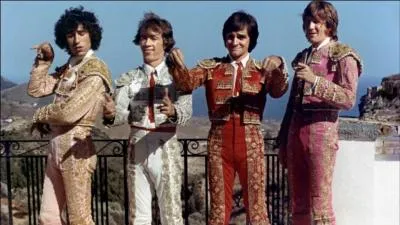 C'est grâce au deuxième personnage, en partant de la droite, que vous allez trouver le nom de cette série, enfin, si vous n'êtes pas un Charlot, ça ne devrait pas vous poser de Problème !