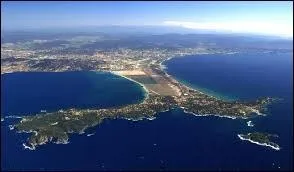 Je vous propose de nous balader sur la Presqu'île de Giens. Située sur le territoire de la ville d'Hyères, elle se trouve en région ...