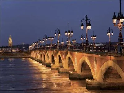 Qui est maire de Bordeaux en octobre 2015 ?