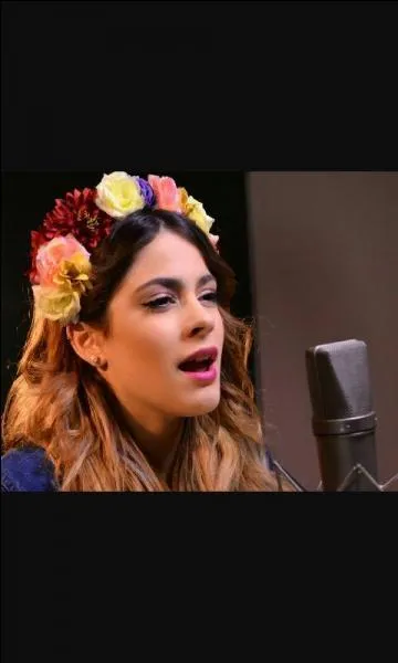 Qu'est-ce que Tini a toujours avec elle ?