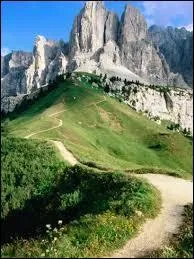 Dans quel pays se trouve le massif des Dolomites ?