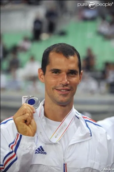 En 2009, aux Championnats du monde d'athlétisme, de quelle discipline Romain Mesnil a-t-il remporté la médaille d'argent ?