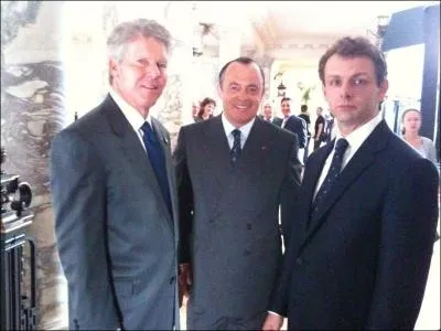 Toujours dans le film " The Special Relation Ship ", Marc Rioufol, joue le rôle du Président de la République Française ( au milieu sur la photo). Qui est ce Président français ?