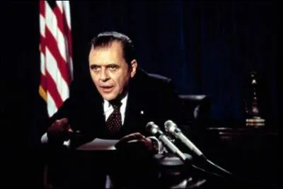 Quel acteur interprète, le Président Américain Richard Nixon, dans le film "Nixon" de Oliver Stone ?