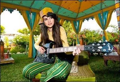 Et qui joue cette actrice (celle de la question 6)?