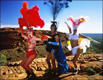 Quel film de 1994 relate l'histoire de deux drag queens et d'une transsexuelle traversant l'Australie de Sydney à Alice Springs dans un grand bus ?