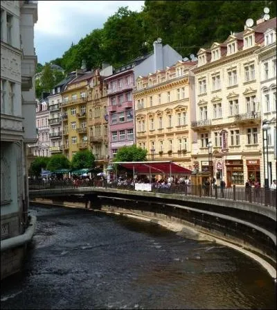 Cette ravissante cité s'appelait autrefois "Carlsbad" : de quel "Charles" s'agit-il et dans quel pays ?