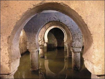 La vieille ville de Caçris (nom dialectal) recèle aussi des trésors souterrains : ici, un immense réservoir d'eau médiéval. Dans quelle région d'Europe ?