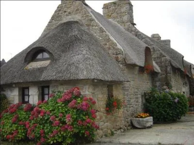 Ce village porte un nom à se tirer les couettes ! C'est le dernier à porter des cheveux longs - enfin, des toits de chaume - dans toute sa région : alors c'est...