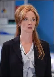 Dans quelle série Lauren Holly incarne-t-elle la directrice Jenny Shepard ?