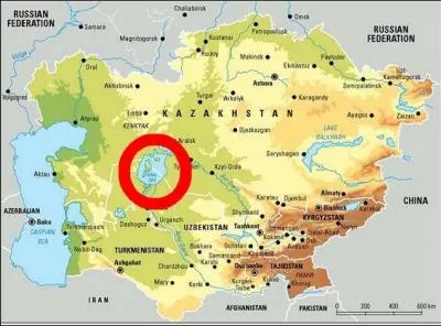 Quelle mer se trouve entre l'Oubékistan et le Kazakhstan ?