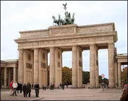 Voici une autre porte symbole de la ville à l'entrée de laquelle elle se dresse. Dans quel pays la découvre-t-on ?