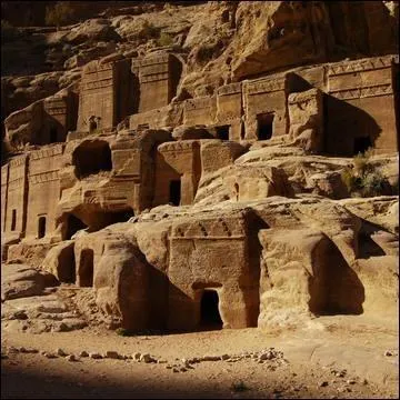 Complétez : « Ce site archéologique des plus célèbres, principale attraction touristique d'(e)  compte parmi les sept nouvelles merveilles du monde. »