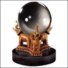 Objet dédié à la voyance, naturelle ou artificielle, voici la boule de cristal. Mais comment s'appelle l'art de la divination à l'aide d'une boule de cristal ?