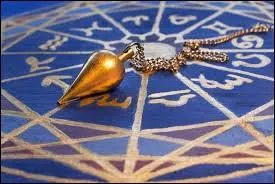 Le pendule est constitué d'une masse, suspendue à une chaîne ou un fil qui lui permet d'osciller en faisant des cercles. Dans quelle circonstance précise utilise-t-on un pendule ?