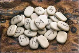 Selon les Vikings, le mot "rune" signifie "secret murmuré". Les runes sont généralement des petits galets sur lesquels sont gravés les caractères de l'alphabet runique. Combien de runes comporte cet alphabet ?