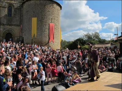 Château-Larcher a accueilli pas loin de 25 000 personnes pour sa fête médiévale le week-end dernier. De combien sa population a-t-elle été multipliée ?