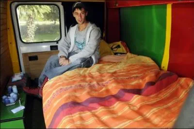 Un étudiant loge dans son fourgon, faute de place en Cité U. Dans quelle ville une chambre lui a-t-elle été attribuée ?