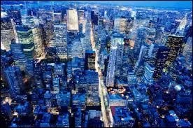 Paula est dans la salle du concours à...