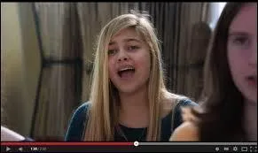 Et hop ! Elle se met à chanter. Que chante-t-elle ?