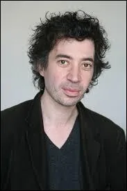 Heureusement, elle voit M. ... arriver.