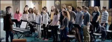 Quel chanteur est choisi par M. Thomasson pour que la chorale chante son répertoire ?