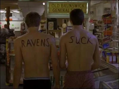 Dans le même épisode, les trois gars leur écrivent quelque chose sur le dos, de quoi s'agit-il ?