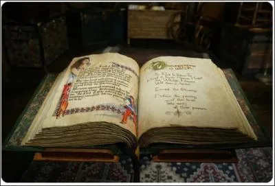 Dans la série "Charmed", les trois soeurs Halliwell possèdent un livre contenant des formules magiques permettant de lancer de puissants sortilèges, comment s'appelle t-il ?