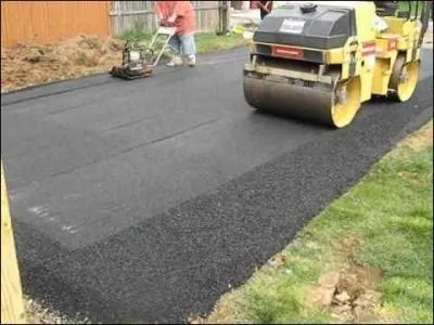 D'où était natif John Loudon McAdam, qui a laissé son nom au "macadam", revêtement routier mis au point au début du XIXe siècle ?
