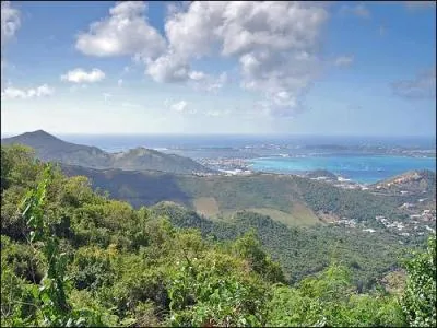 Dans quelle collectivit&eacute; d'outre-mer trouve-t-on une montagne appel&eacute;e "pic Paradis" ?