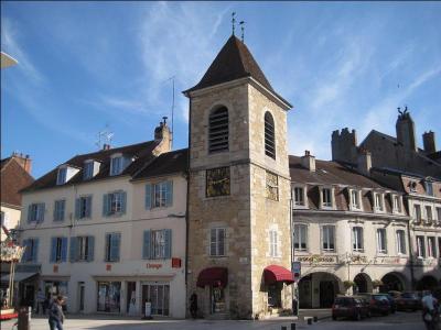 Visitez la "Maison de la Vache qui Rit" puis, avec quelques portions en poche, découvrez les salines et la tour de l'Horloge de cette ville du Jura !