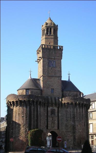 La porte Horloge était la principale porte d'entrée de cette cité au Moyen Âge. Dans quelle ville du Calvados peut-on la voir et déguster l'andouille ?