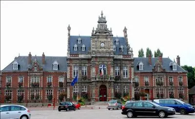 Cette commune du Pas-de-Calais est célèbre pour sa verrerie-cristallerie, premier constructeur de verrerie de table. Où est installée l'entreprise "Arc International", nouveau nom de la verrerie dans les années 2000 ?