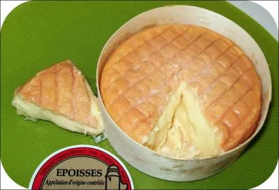 La croûte de l'époisses, fromage bourguignon au lait de vache, à pâte molle, est lavée avec un mélange d'eau salée et de marc de Bourgogne.