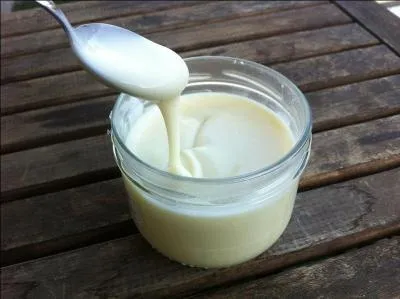 La cancoillotte est un fromage à pâte fondue, obtenu à partir de lait entier caillé et de beurre. Il est très gras.