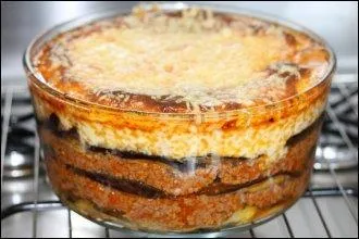 Dans la moussaka grecque, on alterne des couches de viande de mouton hachée et des tranches d'aubergines.