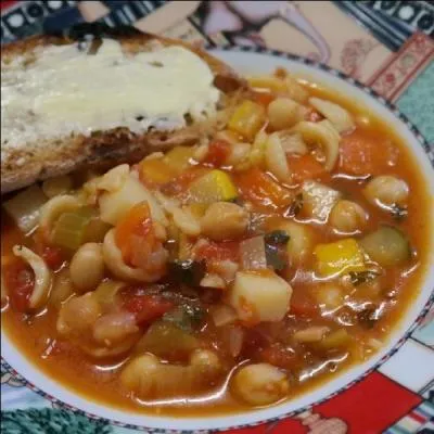 Le minestrone, soupe de légumes très épaisse contient souvent des pâtes.