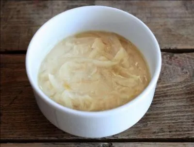 La sauce Soubise est élaborée à partir d'oignons cuits dans du beurre.